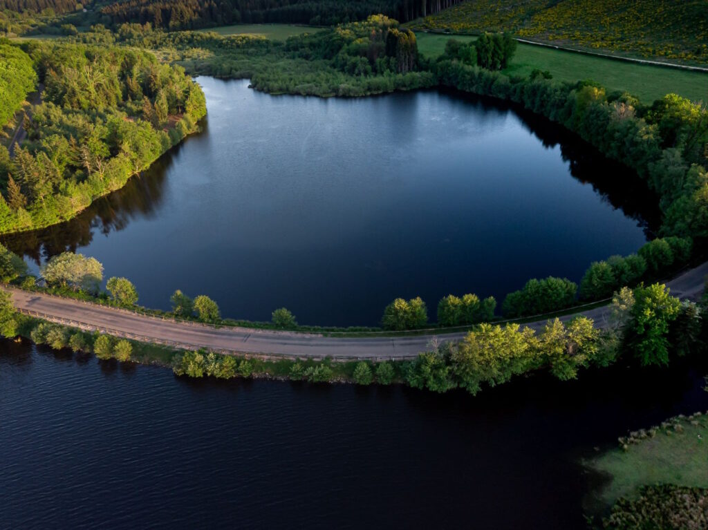 Warmia to region, który od lat przyciąga poszukiwaczy spokoju, piękna natury oraz historii