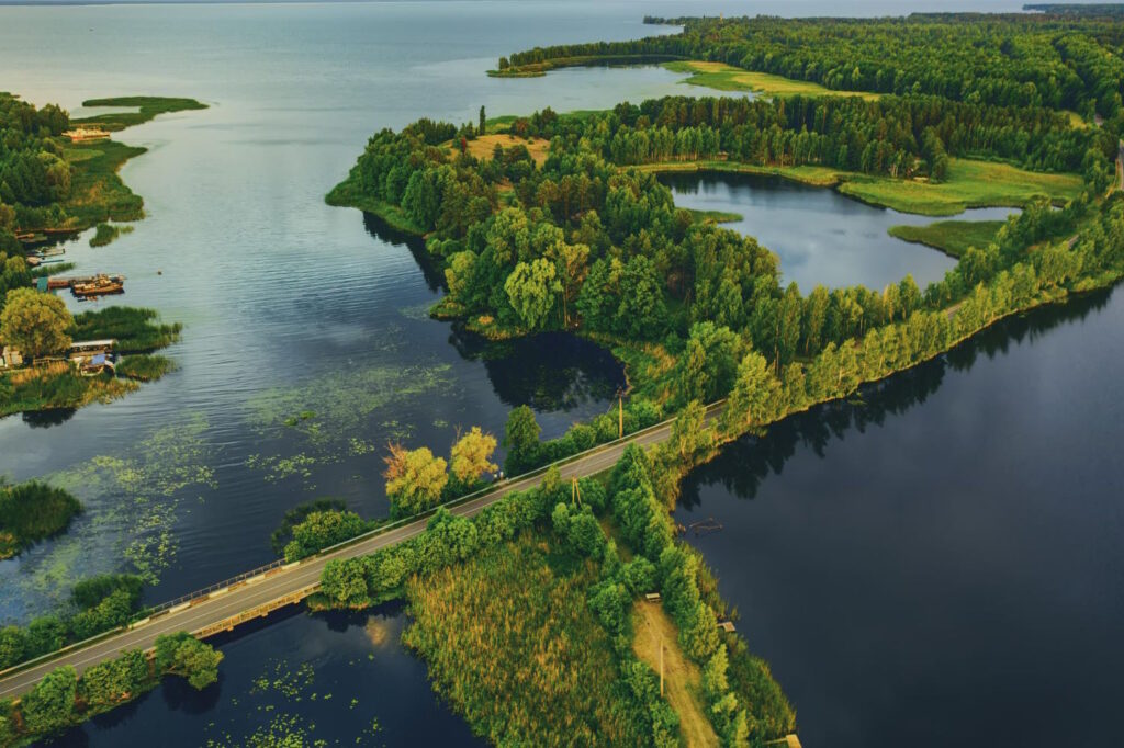 Warmia to region, który od lat przyciąga poszukiwaczy spokoju, piękna natury oraz historii