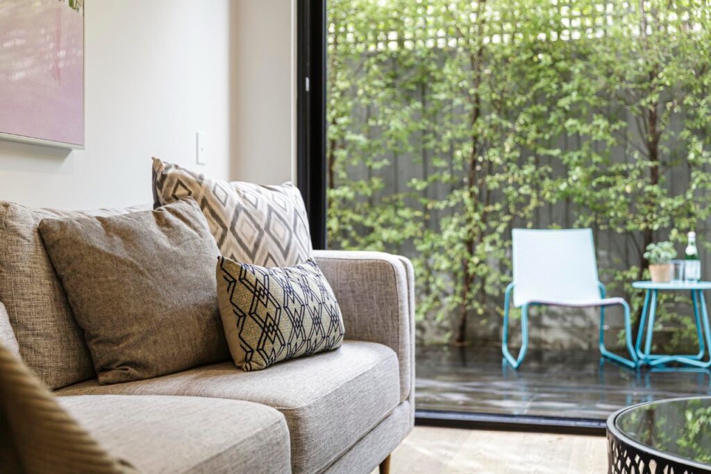 Wybór działki nad wodą to decyzja, która może przynieść wiele korzyści i radości