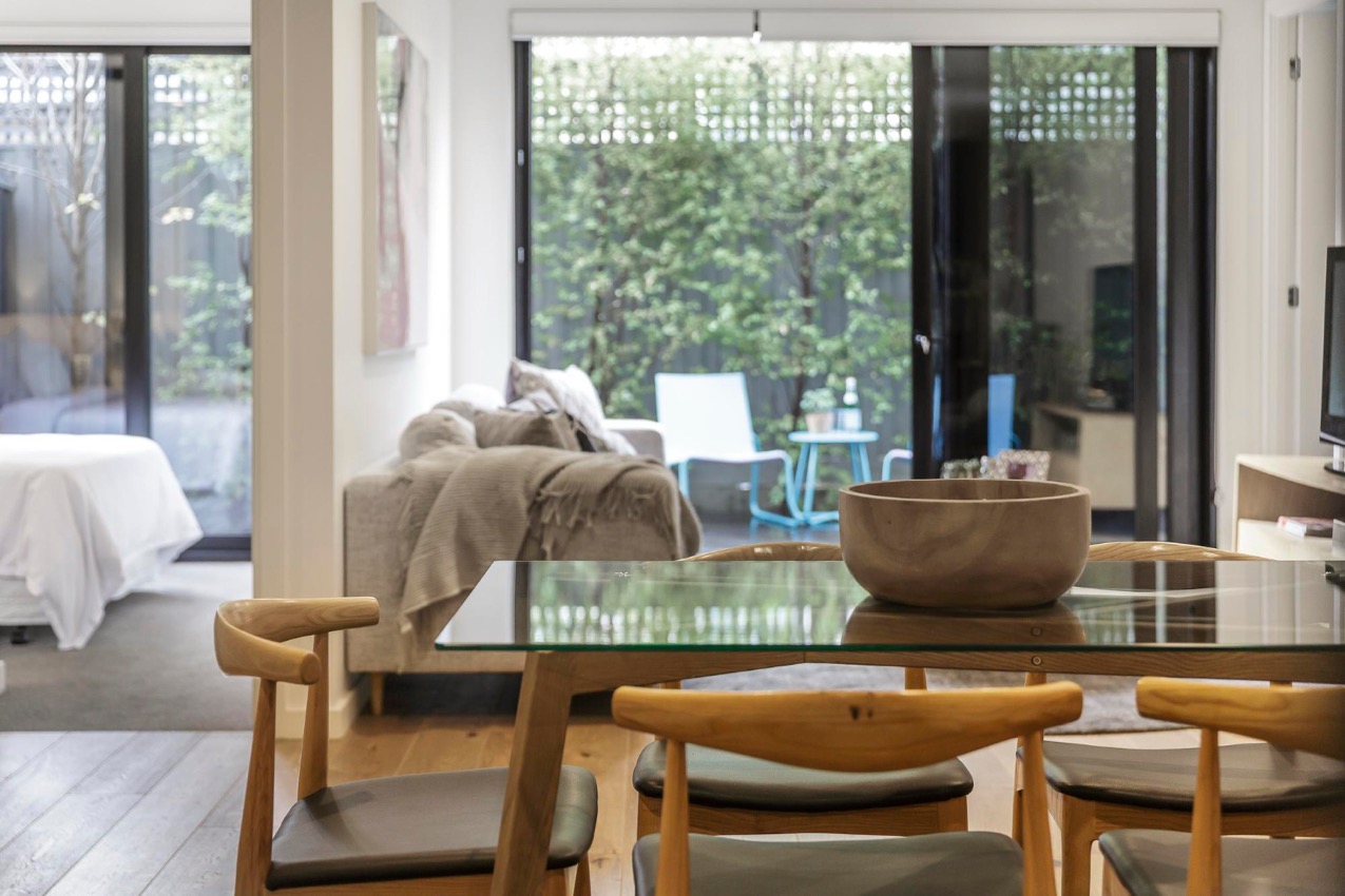 Posiadłość nad wodą: jak wybrać idealną działkę z dostępem do brzegu?