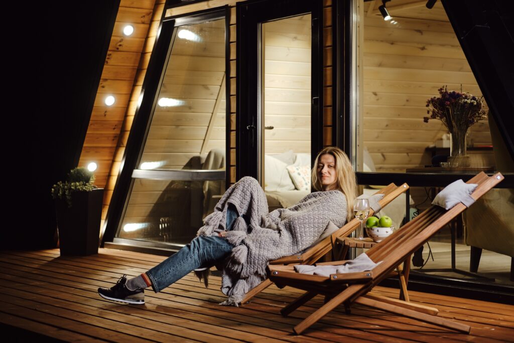 Budowa domu nad jeziorem to projekt wymagający szczególnej uwagi ze względu na specyficzne warunki terenowe oraz dodatkowe regulacje prawno-środowiskowe