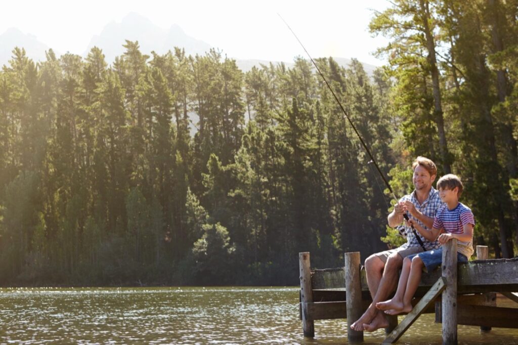 Posiadanie własnej działki nad jeziorem to dla wielu osób marzenie o spokojnym zakątku, gdzie można odpocząć od miejskiego zgiełku